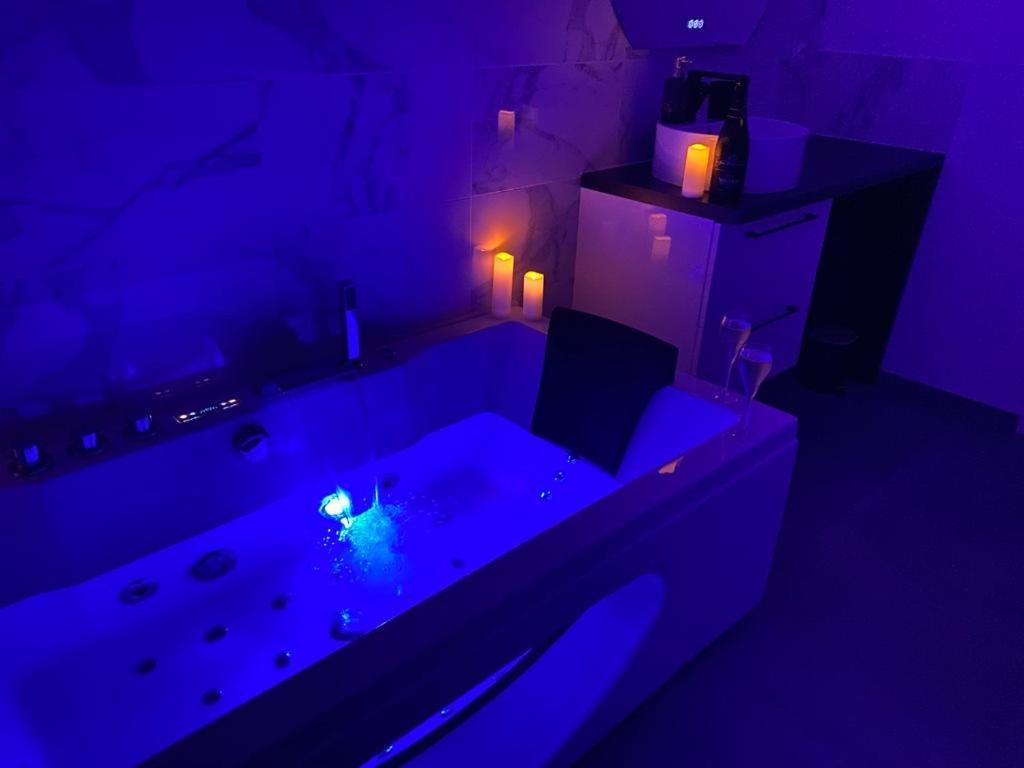 Trog'love: Balneo Detente Dans Troglodyte Apartment *